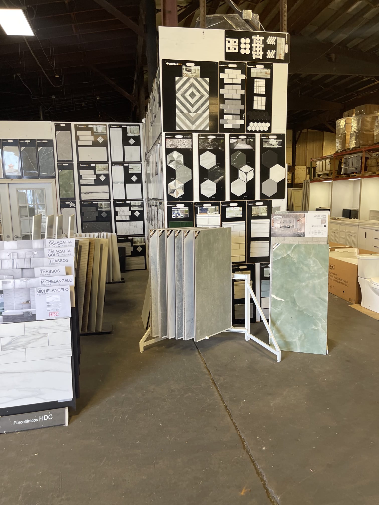 Tile and surface sample displays in the warehouse